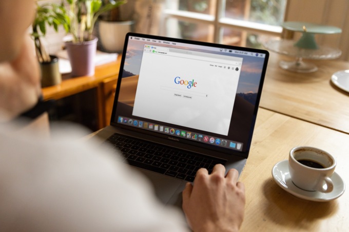 Rimedi su Google per curarsi dal Covid: giovani no vax finiscono (gravi) in Pronto soccorso