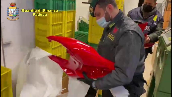 Coppia padovana nei guai, commerciava ricambi rubati: sequestrata merce per 100mila euro
