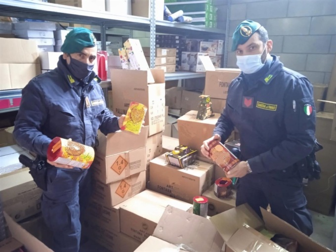 Maxi blitz di Natale: sequestrati oltre 5 quintali di fuochi d’artificio e più di un milione di luminarie