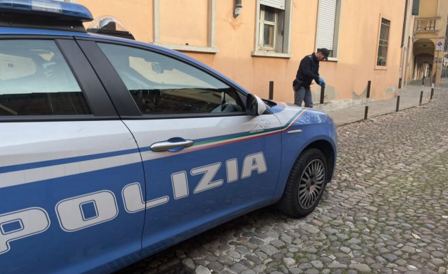 Droga nascosta nei paletti a bordo strada, arrestati due tunisini