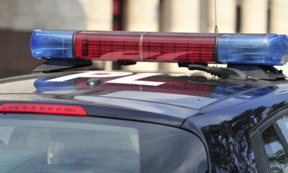 Patente revocata da oltre 10 anni, niente assicurazione e targa "fatta in casa": ma circolava tranquillo