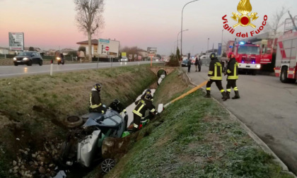 Mestrino, le foto dell'auto finita rovesciata nel canale: ferita una donna