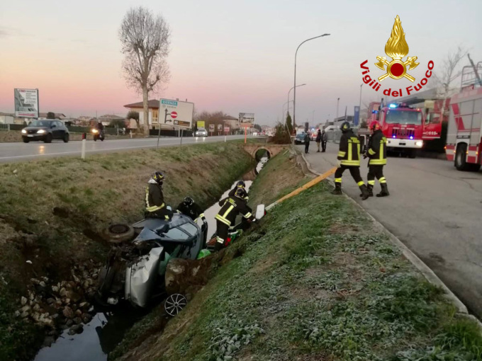 Mestrino, le foto dell’auto finita rovesciata nel canale: ferita una donna