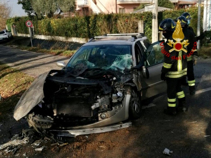 Piove di Sacco, le foto dell’auto finita contro l’escavatore: ferita una donna
