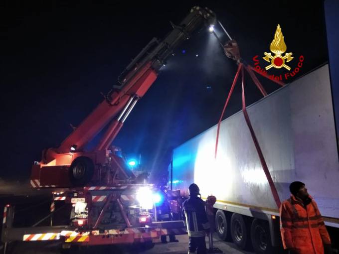 Conselve, le foto del camion frigo che stava per “collassare” con la carne dentro