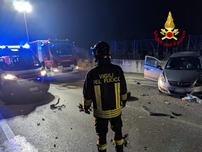 Schianto tra due auto a Padova: ferita una donna