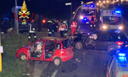 Grave incidente tra due auto: cinque feriti, tra cui due bambini