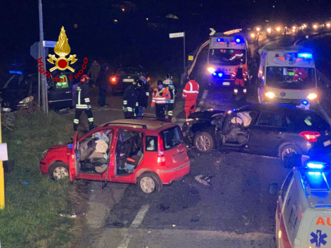 Grave incidente tra due auto: cinque feriti, tra cui due bambini