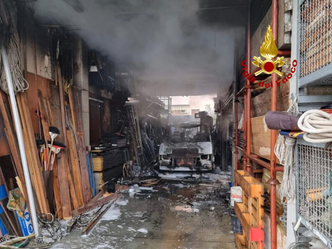 Le foto dell’incendio in una rimessa, anziano rischia la vita