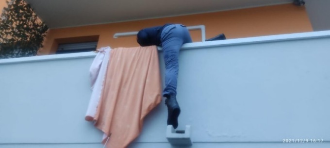 Padova, cade in casa e si rompe il femore mentre la pentola brucia sul fuoco: salvata dai poliziotti