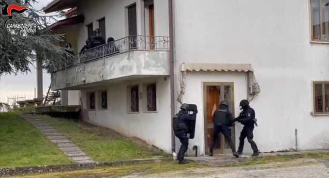 Il video dell’irruzione nella casa di un pensionato asserragliato da 30 ore