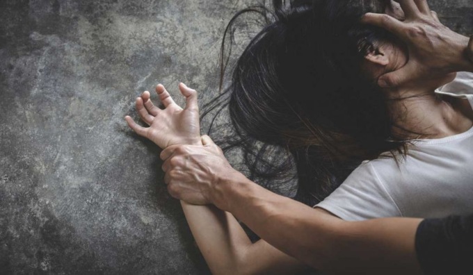 Entra nel negozio e con una misteriosa boccetta stordisce la titolare: poi abusa di lei per un’ora