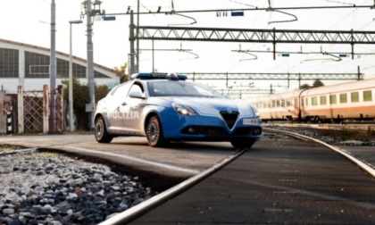 Ferma l'auto sulle rotaie e aspetta il treno: ma gli agenti di Polizia gli salvano la vita