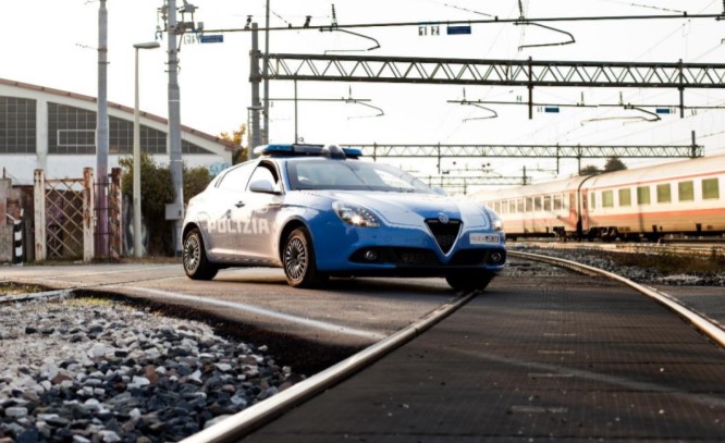 Ferma l’auto sulle rotaie e aspetta il treno: ma gli agenti di Polizia gli salvano la vita