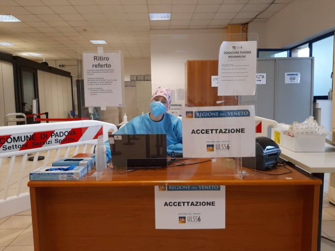 Va a fare il vaccino, ma pretende che i sanitari gli firmino una “dichiarazione”: caos a Monselice