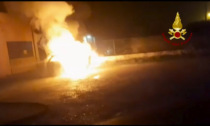 Auto divorata dalle fiamme a Vigonza: le foto dell'incendio