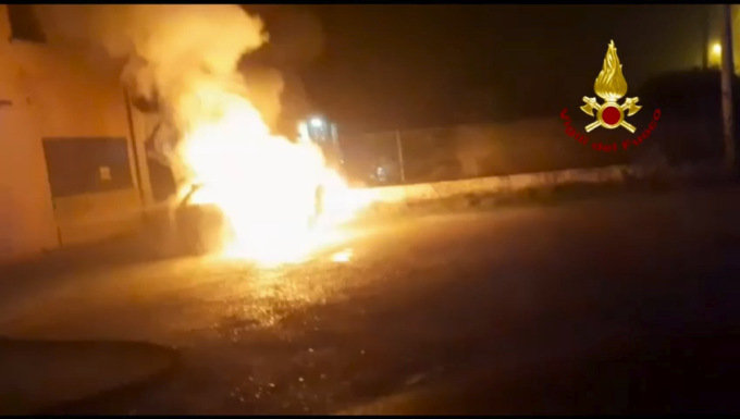 Auto divorata dalle fiamme a Vigonza: le foto dell’incendio