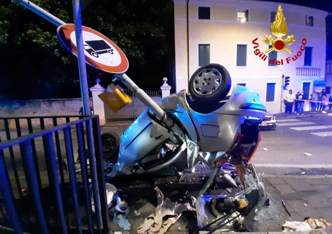 Incidente a San Pietro in Gu, le foto dell’auto “accartocciata” contro il palo