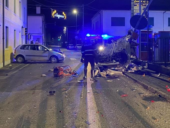 Incidente a San Pietro in Gu, le foto dell'auto &quot;accartocciata&quot; contro