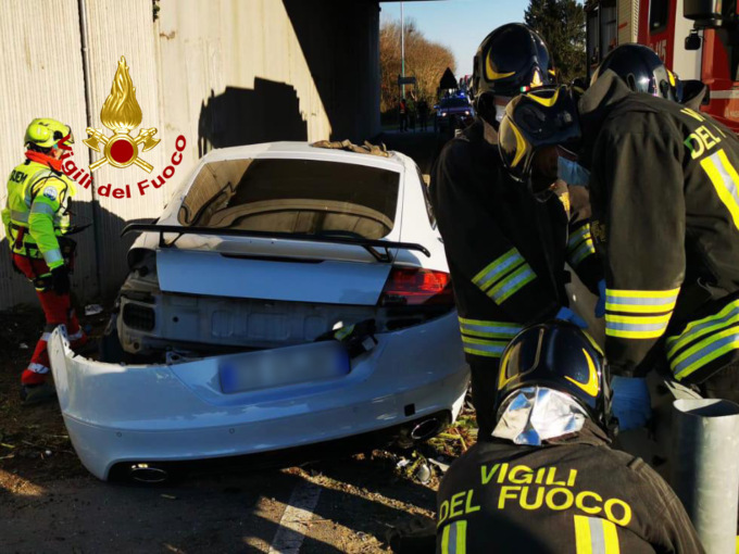 Auto resta “infilzata” nella cuspide del guardrail: un ferito