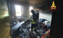 Stava dormendo mentre la casa (disabitata) bruciava: senzatetto salvato dai Vigili del fuoco
