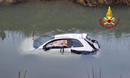 Rischia di morire annegata nell'auto finita nel canale, la salvano i Vigili del fuoco