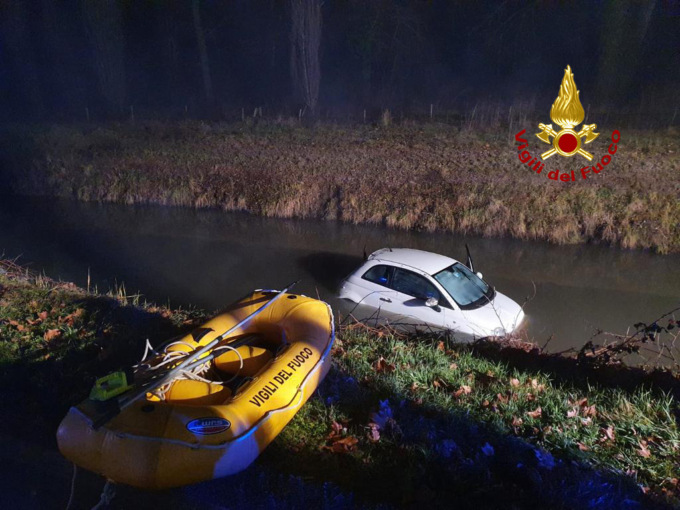 Galzignano Terme, le foto dell’auto volata dritta nel canale: conducente miracolato