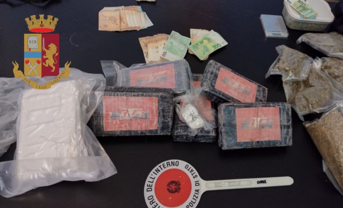 La “pista” era giusta, irruzione della Polizia: sequestrati 10 kg di droga, due arresti