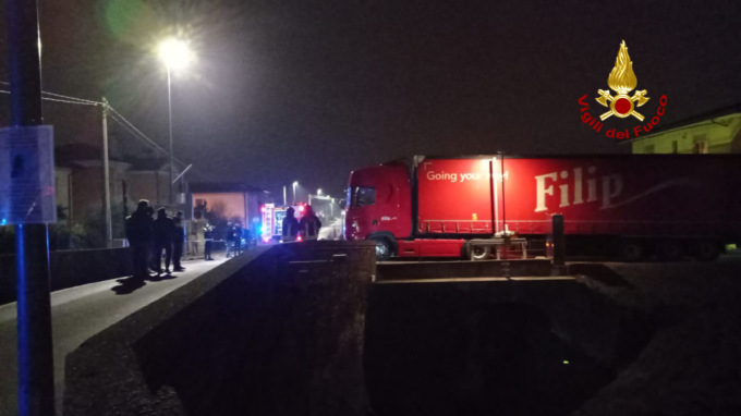 Autoarticolato finisce incastrato sulla ciclopedonale del Terraglione: scortato dai pompieri