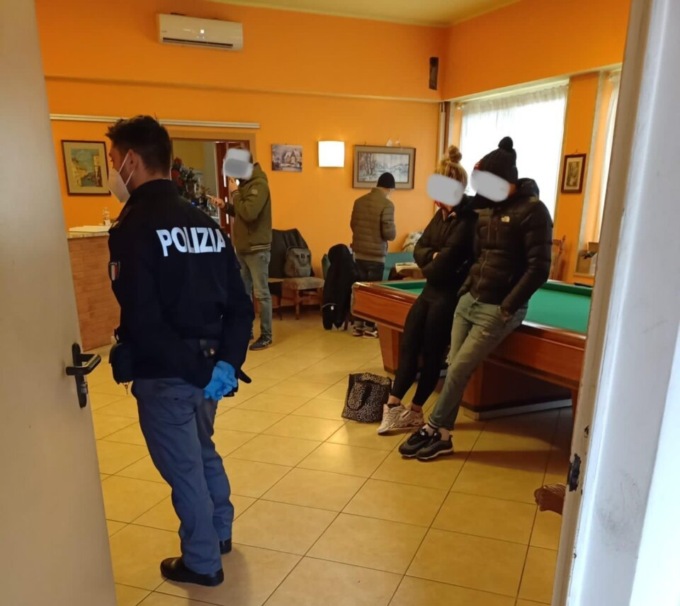 Hotel da incubo, niente Green pass e alla reception il papà positivo: titolare denunciato per epidemia colposa