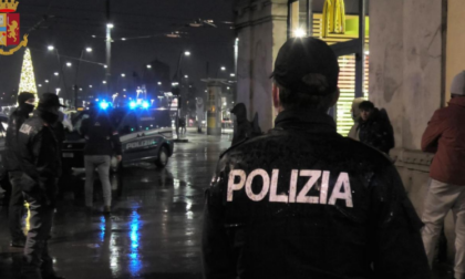 Era seduto tranquillo fuori dal bar, poi la brutale aggressione