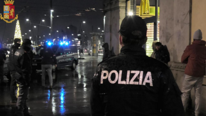 Era seduto tranquillo fuori dal bar, poi la brutale aggressione