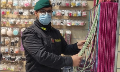 Un bastimento carico di...bigiotteria non sicura: maxi sequestro a Padova