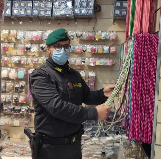 Un bastimento carico di…bigiotteria non sicura: maxi sequestro a Padova