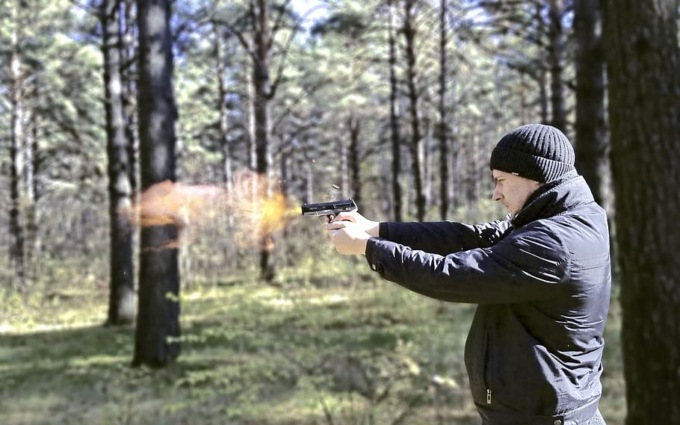 Presunto aggressore e vittima entrambi denunciati: colpo di pistola forse partito per errore