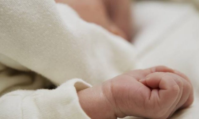 Coppia italiana fermata in Argentina: affidata a loro la figlia nata da maternità surrogata