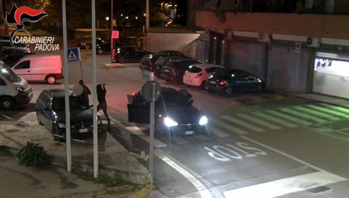 Padova, il video della brutale rapina in strada: preso a bastonate senza pietà dagli “Albanesi”