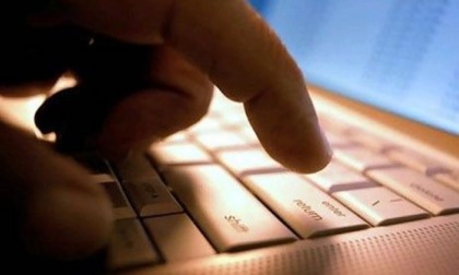 Minaccia un educatore socio-sanitario via e-mail mandando foto con in mano una pistola