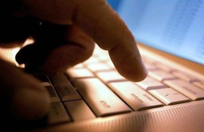 Minaccia un educatore socio-sanitario via e-mail mandando foto con in mano una pistola