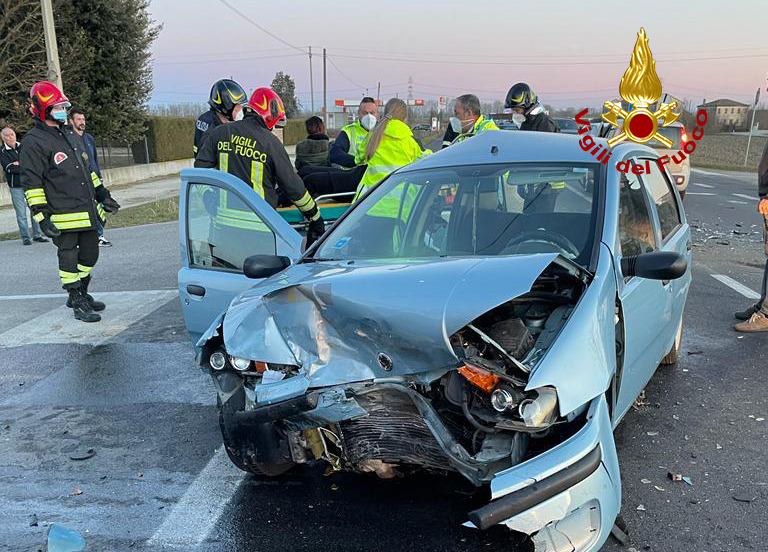 Frontale a Piove di Sacco, quattro feriti tra cui due bambini