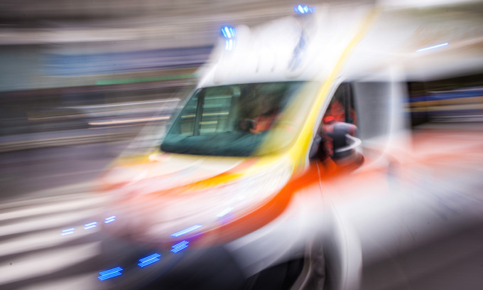 Violento incidente tra due auto: una donna ferita