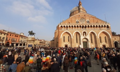 "Pace per l'Ucraina": la Comunità di Sant'Egidio riempie Piazza del Santo