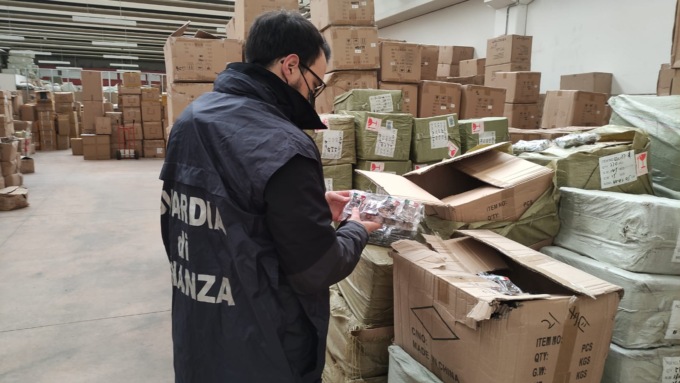 Sequestrati oltre 70mila souvenir veneziani con falsa indicazione d’origine “made in Italy”