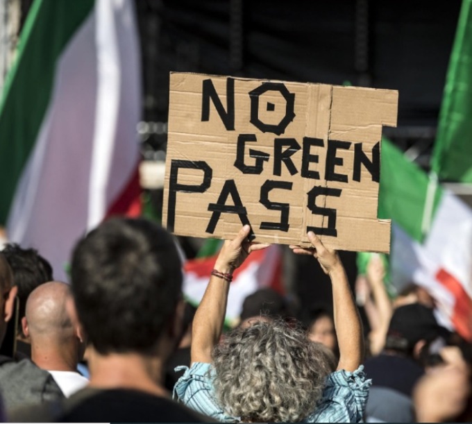 Padova, folla No Pass in piazza delle Erbe contro i gestori dei locali che chiedono il certificato