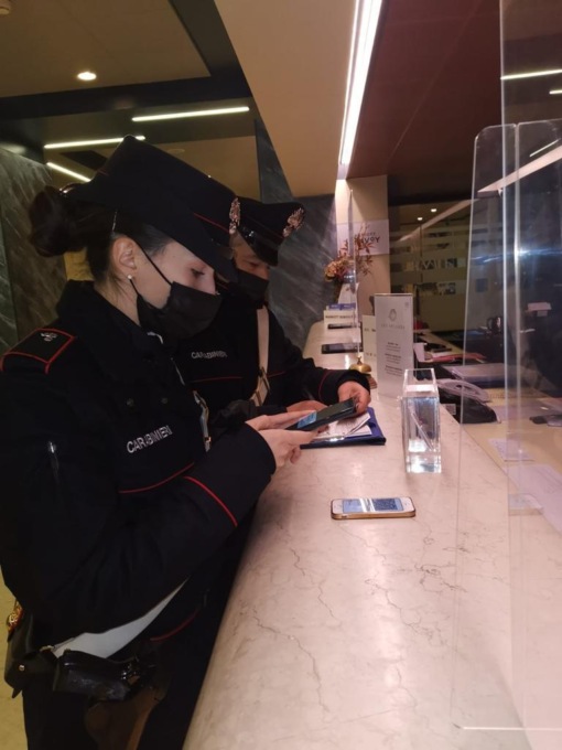 Positivo al Covid, ma era al bar della moglie a servire: denunciato per epidemia colposa