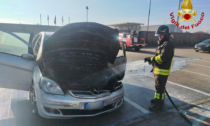 San Martino di Lupari, auto in fiamme: intervengono i pompieri