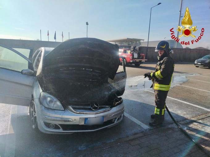 San Martino di Lupari, auto in fiamme: intervengono i pompieri