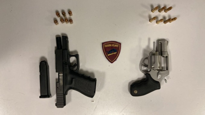 Padova, minaccia di morte l’ex compagna che vive nello stesso condominio: nascondeva due pistole nella cassetta della posta