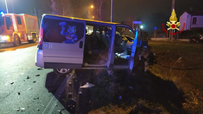 Incidente sull’Adriatica, scontro tra un’auto e il furgone di una società sportiva di rugby: 6 feriti tra cui 4 ragazzi