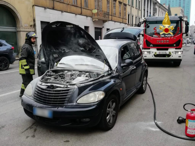 Vede uscire del fumo dal cofano, scende e l’auto inizia a prendere fuoco
